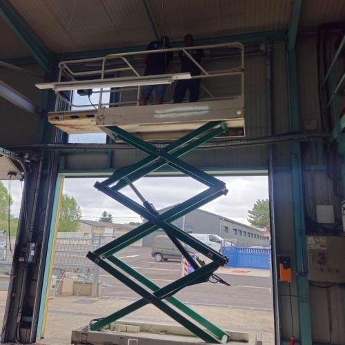Image de Porte sectionnelle avec panneaux vitrés à Keskastel