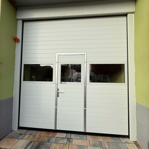 Image de Porte de garage avec portillon motorisée